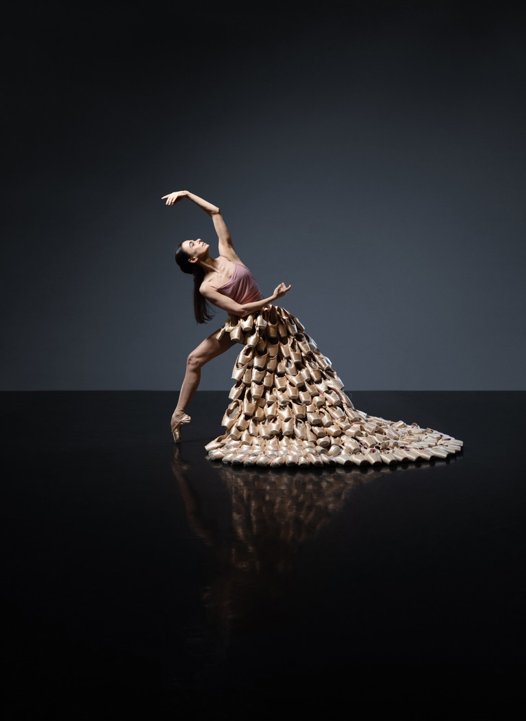 Internationale Stil-Ikone. Schauen Sie nur genauer hin: Das Kleid von Alessandra Ferri besteht aus lauter Ballettschuhen. Ferri ist mit vielen großen Designern befreundet, über ihre Arbeit wird auch international in großen Magazinen (zum Beispiel „Vogue“) berichtet.