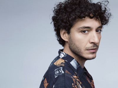 Mehmet Ateşçi, Schauspieler, ist derzeit als Alter Ego in Stefan Bachmanns Inszenierung von „Akins Traum“ zu sehen. Er ist NESTROY-Preisträger, gehörte zum Ensemble des Burgtheaters und ist Ensemblemitglied am Deutschen Schauspielhaus in Hamburg. Außerdem steht er regelmäßig für TV und Kino vor der Kamera.
