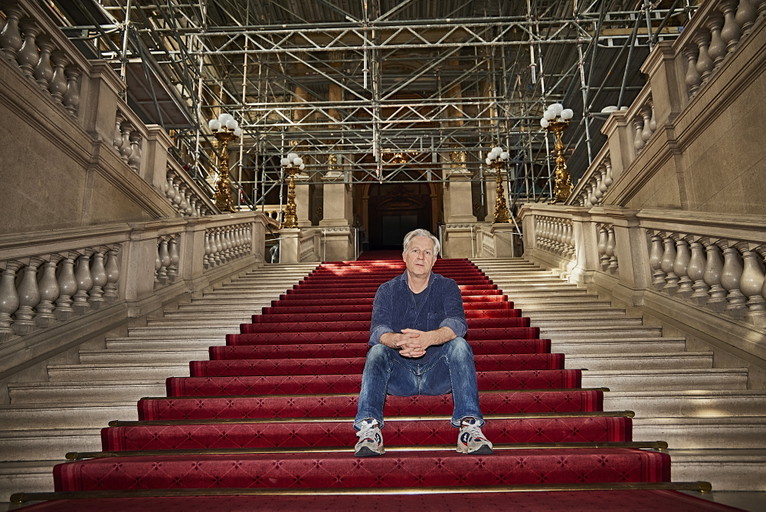 Die Ruhe vor dem Sturm.  Stefan Bachmann auf der Feststiege des Burgtheaters. Der ­Direktor kommt gerade von der Generalprobe von „Die Wurzel aus Sein“. Nachmittags ist das Theater noch ziemlich leer.