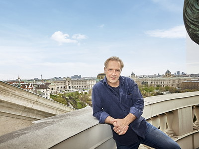 Der gebürtige Schweizer begann seine Theaterkarriere als Teil der Theatergruppe „­Theater Affekt“. Er hospitierte bei Luc Bondy, inszenierte unter anderem am Schauspielhaus Wien und 1997 bei den Salzburger Festspielen. Von 1998 bis 2003 war er ­Schauspieldirektor am Theater Basel. Für die Inszenierung von Wajdi Mouawads „­Verbrennungen“ am Wiener Akademietheater wurde er 2008 mit einem NESTROY ­ausgezeichnet. Von 2013 bis 2024 leitete er das Schauspiel Köln.