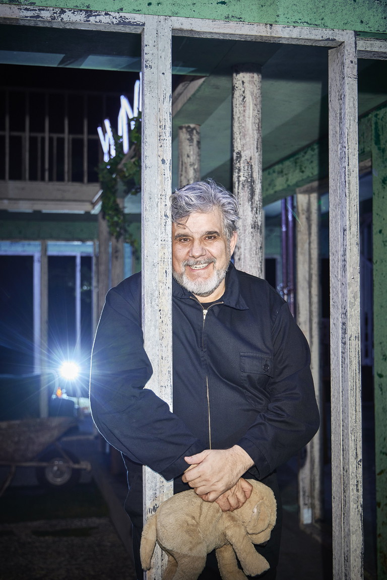 Ende der Probe. Bruno Cathomas in der Kulisse von „Toto“. Dieses Bild ist am ersten Bühnenprobentag entstanden. In der Hand hält er eine seiner Requisiten: ein Kuscheltier.