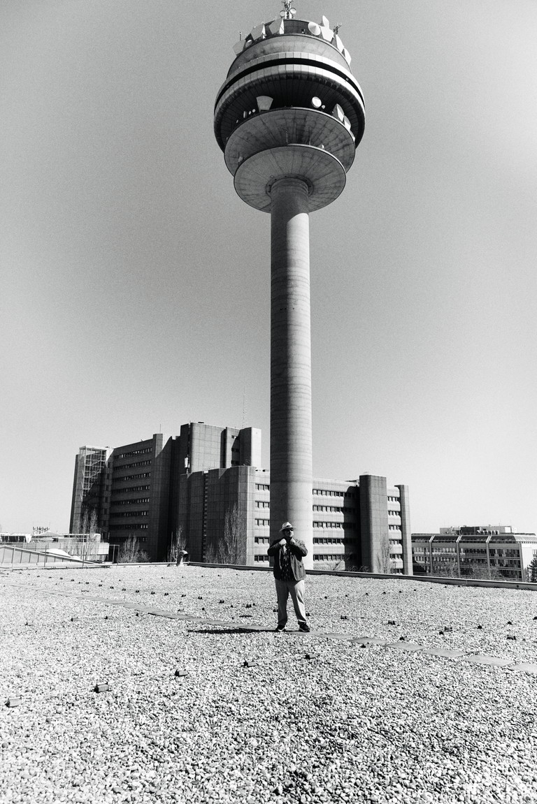 Ein Turm im Dritten. Wir befinden uns hier am Dach der Probebühne der Staatsoper im Wiener Arsenal. Aufmerksame Leser*innen kennen die Location: Hier haben wir bereits Kyle Ketelsen und Philippe Sly für „Don Giovanni“ fotografiert. Heute Clay Hilley.