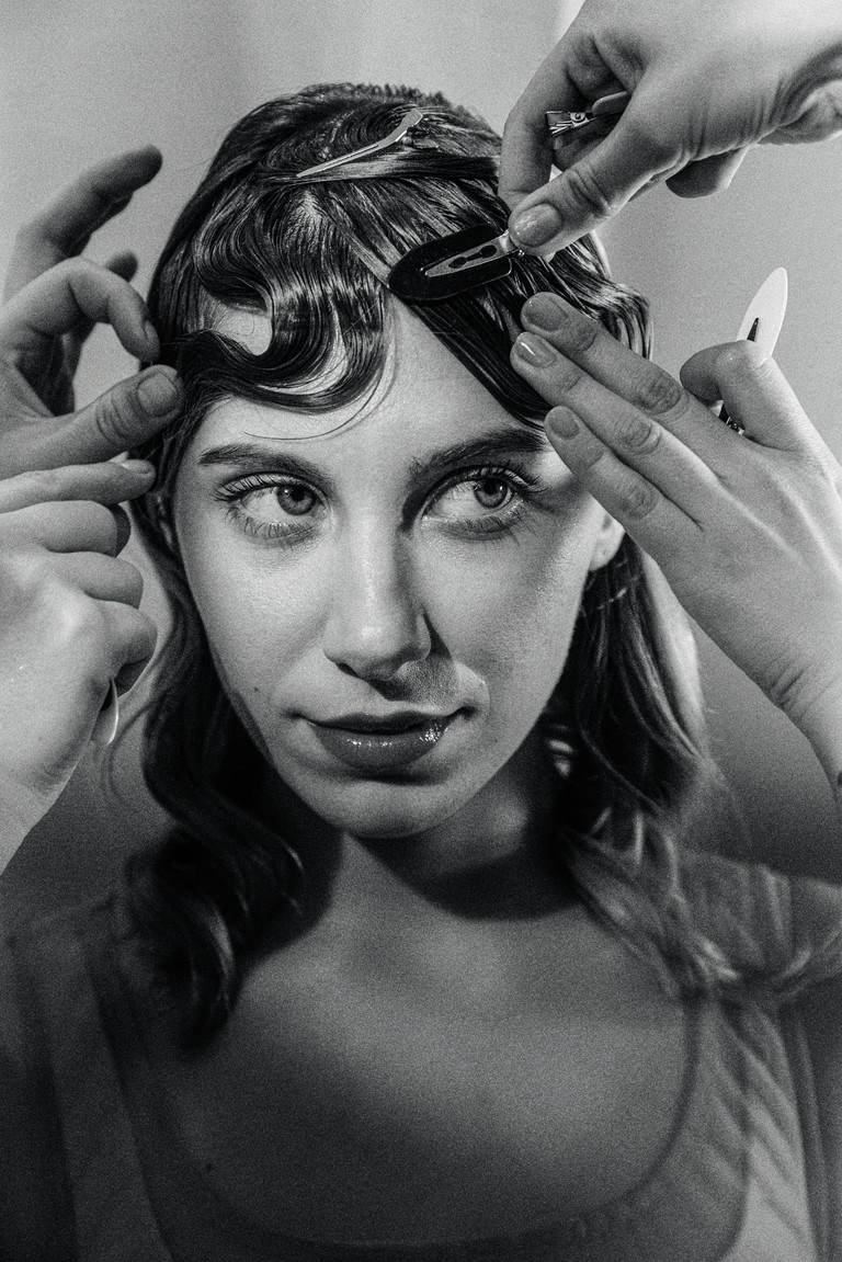 Johanna Mahaffy. Das Ausnahmetalent darf gleich bei der ersten Premiere ran – Sartres „Schmutzige Hände“. Und dann? Dann spielt sie sich quer durchs Programm. Wir freuen uns.