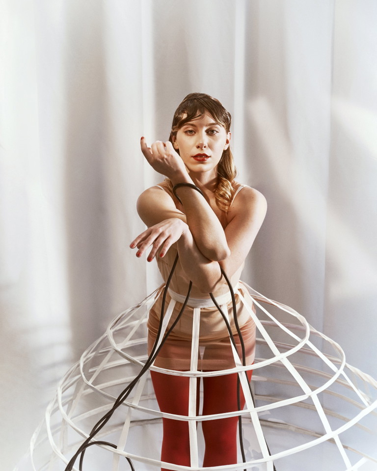 Johanna Mahaffy. Die Theater- und Filmschauspielerin sagt über ihre Rolle der Erna: „Sie ist die einzige Figur in diesem Stück, der es egal ist, was die anderen denken. Erna lebt ihre Auffassung von Liebe.“