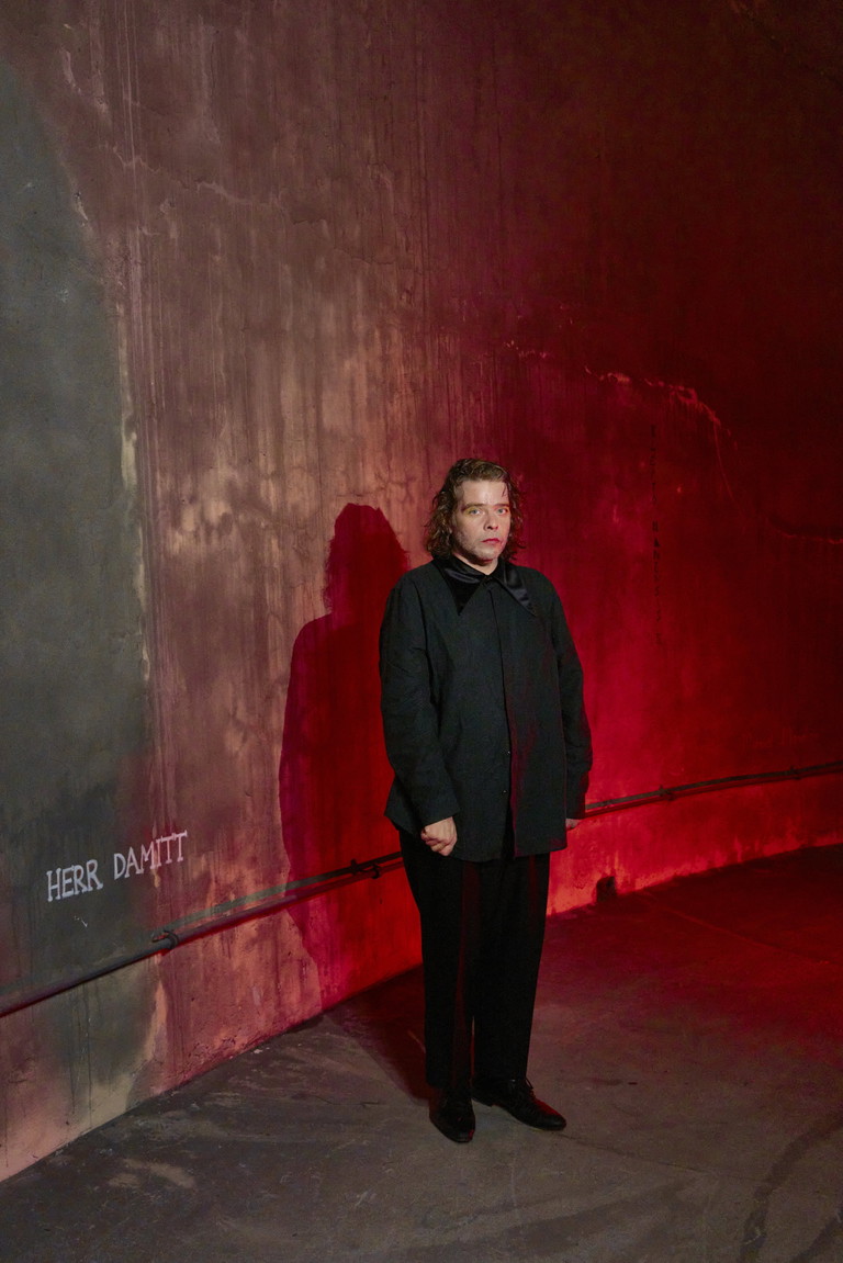 „Ich brauche niemanden, der mir sagt, dass ich auf der Bühne von links kommen soll. Das weiß ich selbst.“ Benny Claessens ist als Gast in der „Hamlet“- Produktion des Burgtheaters zu sehen.