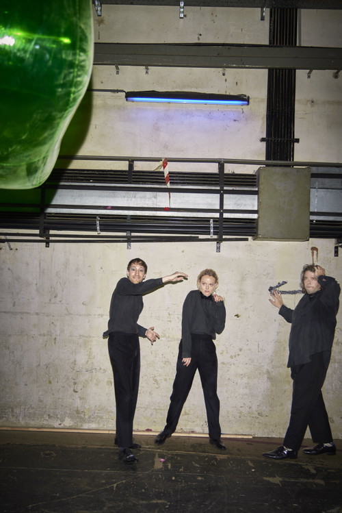 ... anstatt die anderen abzuschießen. Darum geht es nicht nur in der „Hamlet“-Produktion, sondern in allen Inszenierungen, sind sich Alex Angeletta, Marie-Luise Stockinger und Benny Claessens einig (auch wenn es auf den Fotos nicht so aussieht).