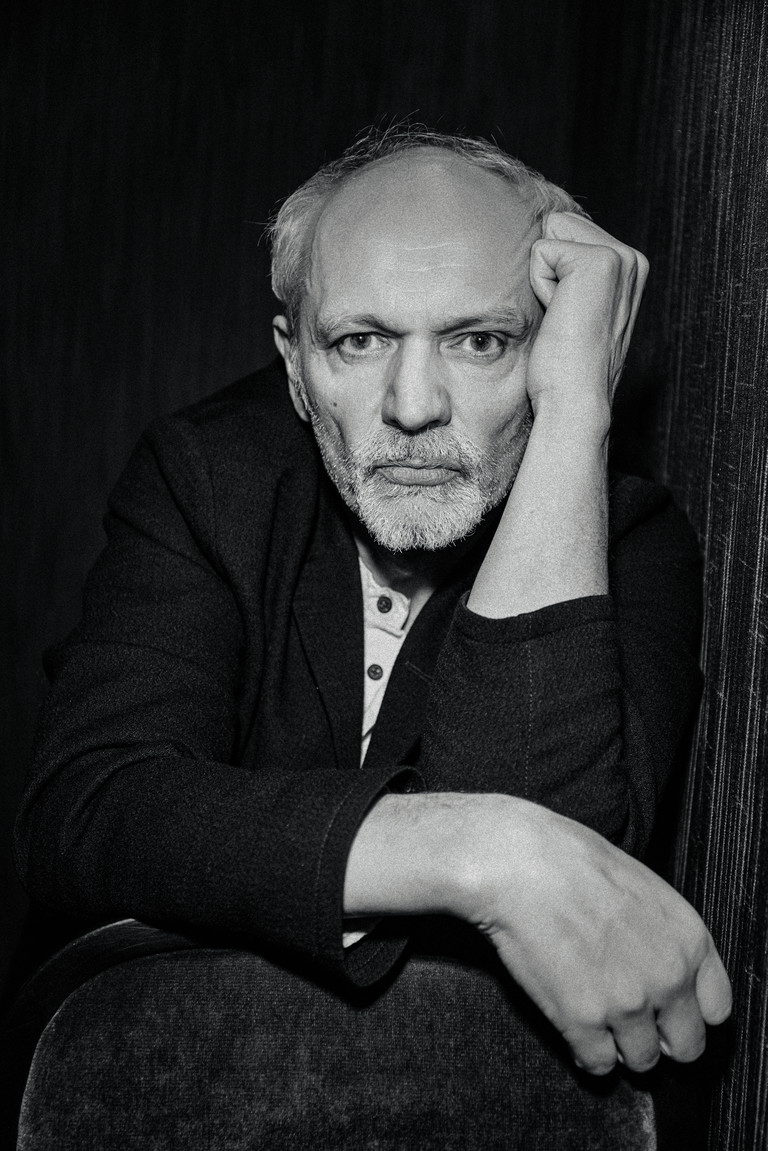Günter Franzmeier. Ist es ein Lob, wenn man über einen Schauspieler sagt, dass er eine Allzweckwaffe ist? Wir verstehen es als solches und freuen uns auf Shakespeare, Sartre und Co.