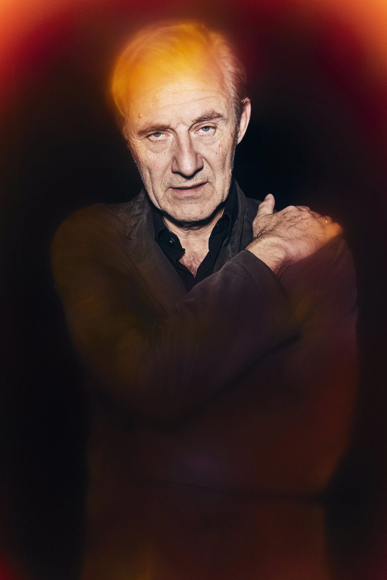 Joseph Lorenz spielt Professor Serebrjakow. Der gebürtige Wiener gehört seit 2018 zum Ensemble der Josefstadt. Davor war er u. a. am Burgtheater engagiert. An seiner Rolle reizt ihn unter anderem ihre Widersprüchlichkeit.