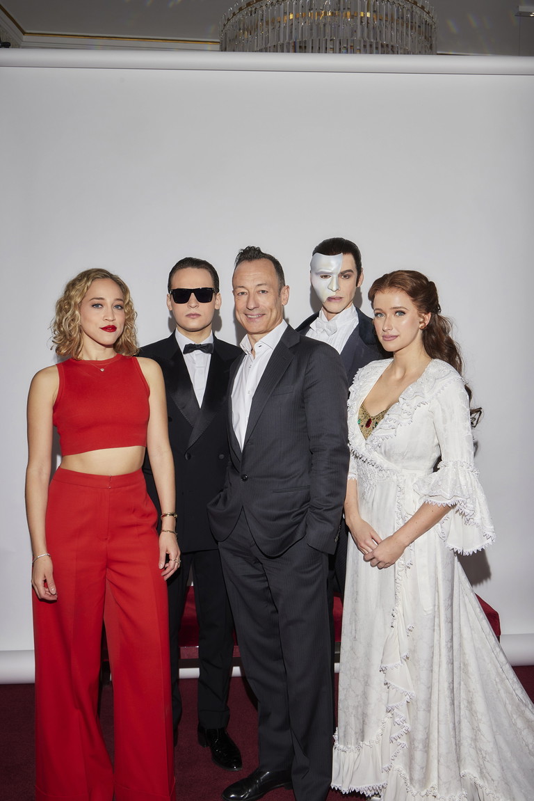 Servus und auf Wiedersehen. „Rock Me Amadeus“ mit Katharina Gorgi und Moritz Mausser (li.) läuft Ende Juni aus, „Das Phantom der Oper“ mit Anton Zetterholm und Lisanne Clémence Veeneman (re.) steht auch 2026 auf dem Spielplan.
