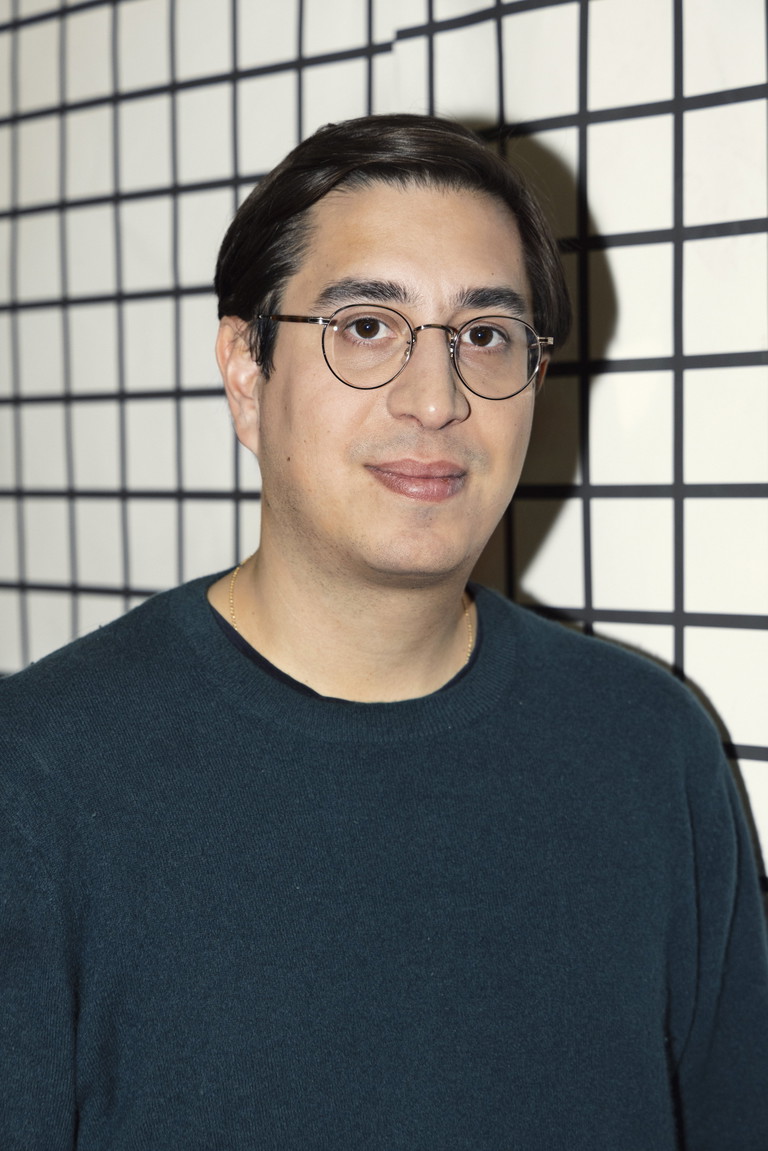 Tonio Schachinger besuchte das Theresianum, studierte u. a. Sprachkunst an der Angewandten und debütierte 2019 mit seinem Roman „Nicht wie ihr“, der es umgehend auf die Shortlist des Deutschen Buchpreises schaffte. Mit selbigem wurde er 2023 für „Echtzeitalter“ ausgezeichnet.