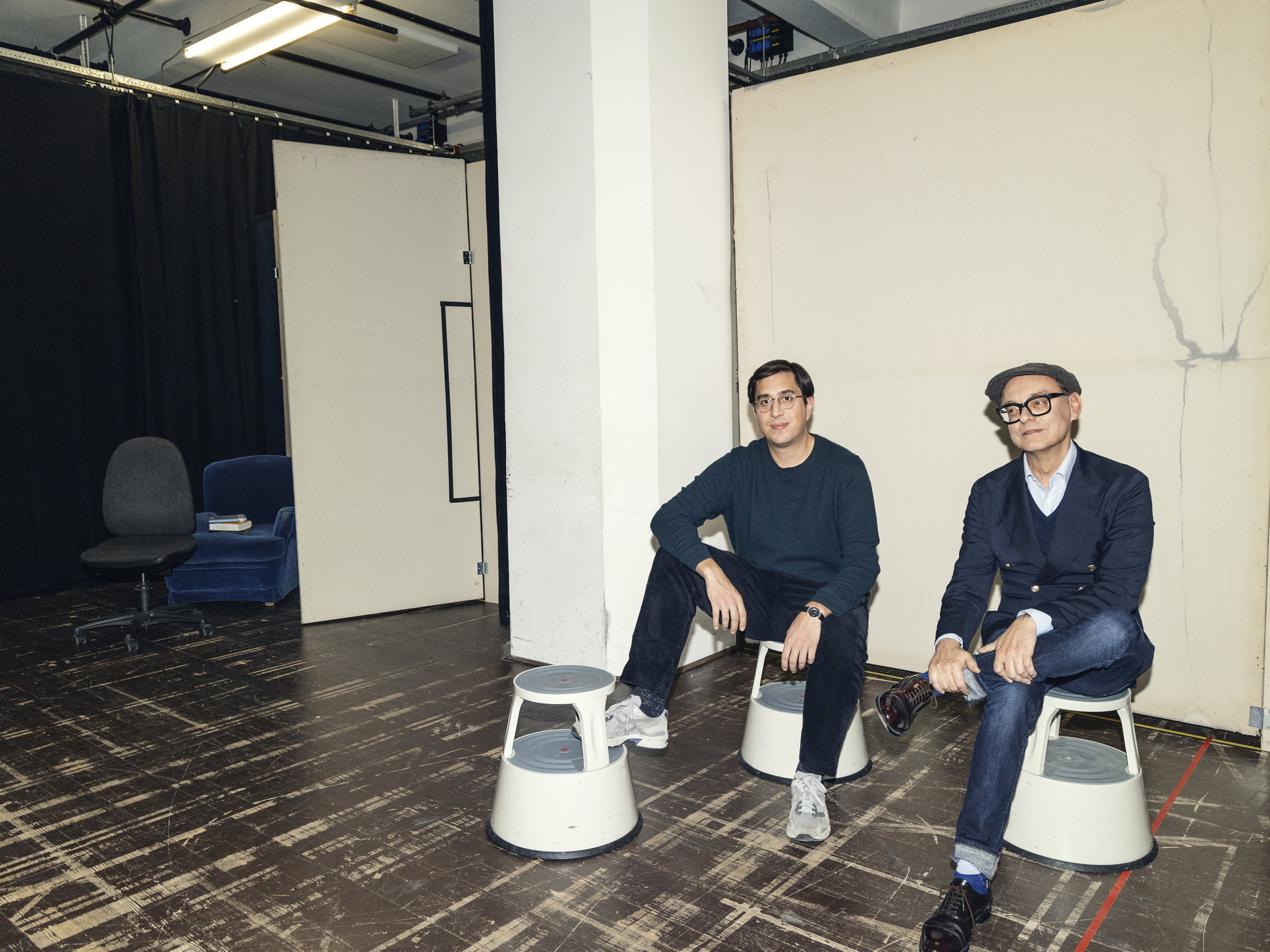 Geglückte Annäherung. Tonio Schachinger und Gerald Maria Bauer im Probenraum des Renaissancetheaters. Wiewohl sich der Romanautor nicht in die Arbeit des Dramatikers einmischt, hatte man einander viel zu sagen.