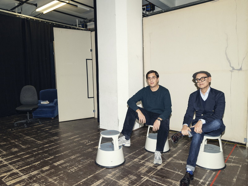Geglückte Annäherung. Tonio Schachinger und Gerald Maria Bauer im Probenraum des Renaissancetheaters. Wiewohl sich der Romanautor nicht in die Arbeit des Dramatikers einmischt, hatte man einander viel zu sagen.