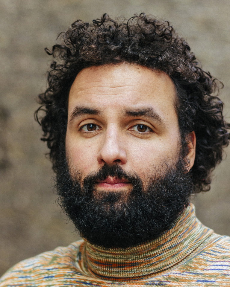 1990 in Berlin geboren, studierte Branko Janack von 2014 bis 2018 Schauspielregie an der Hochschule für Schauspielkunst Ernst Busch in Berlin und an der Danish National School of Performing Arts in Kopenhagen. „Zuerst wollte ich Schauspieler werden, habe aber schnell festgestellt, dass es Menschen gibt, die das viel besser können als ich“, sagt er. Vor dem Studium assistierte er unter anderem am Deutschen Theater und am Maxim Gorki Theater in Berlin. An beiden Häusern hat er auch schon inszeniert. Wie auch am Staatstheater Nürnberg, am Schauspiel Hannover und am Nationaltheater Mannheim.