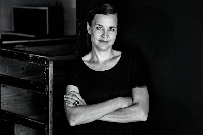 Cordula Däuper studierte Musiktheater- Regie und inszeniert Oper, Operette und Schauspiel. Neben zentralen Werken des Repertoires – u. a. „Rigoletto“, „Così fan tutte“ oder „Die Zauberflöte“ – realisierte sie mehrere Uraufführungen, wie zuletzt „Die Reise zu Planet 9“ von Pierangelo Valtinoni.