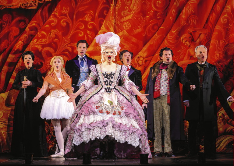 Fast täglich live on stage. Von links: Patricia Nessy (Madame Giry), Laura M. Croucher (Meg Giry), Roy Goldman (Raoul), Milica Jovanović (Carlotta Giudicelli) und Rob Pelzer (Monsieur André).