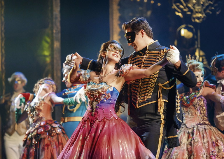 Szenenfoto aus „Das Phantom der Oper“. Roy Goldman in seiner Rolle als Raoul, Vicomte de Chagny – er tanzt hier mit Lisanne Clémence Veeneman in der Rolle der jungen Sängerin Christine Daaé.