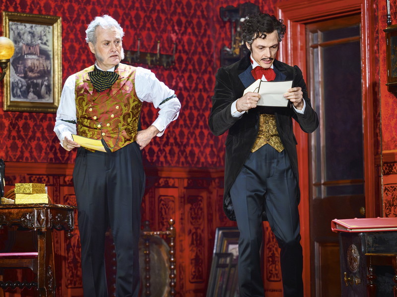Zwei, die sich gefunden haben. Monsieur Firmin (Thomas Sigwald) und Monsieur André (Rob Pelzer) spielen in „Das Phantom der Oper“ die scheiternden Direktoren des Opernhauses. Hier zu sehen in ihrem Bühnenbüro.