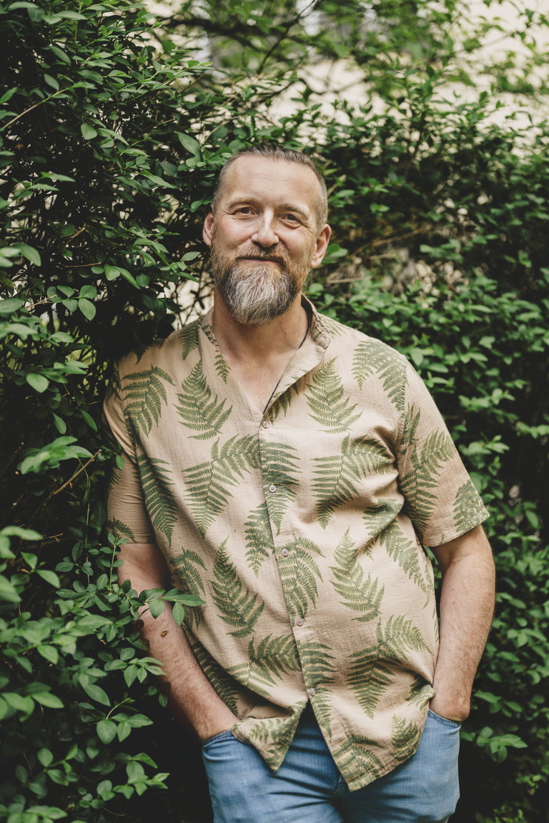 Der zweisprachige Regisseur Henry Mason schrieb und inszenierte unter anderem für die Volksoper Wien, Wiener Staatsoper, Salzburger Festspiele und die Oper Graz.