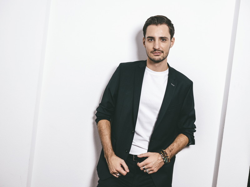In „Miss Saigon“ stand er als Teil des Ensembles auf der Bühne – jetzt ist Roy Goldman Raoul. Der Niederländer absolvierte ein Studium im Fach Musiktheater und erhielt Gesangs- und Schauspielunterricht von namhaften Größen wie u. a. Edward Hoepelman und Marc Krone. Er spielte bereits in Darmstadt, Bonn und Hamburg. Goldman über sich: „Ich bin bodenständig und mag die direkte Kommunikation.“