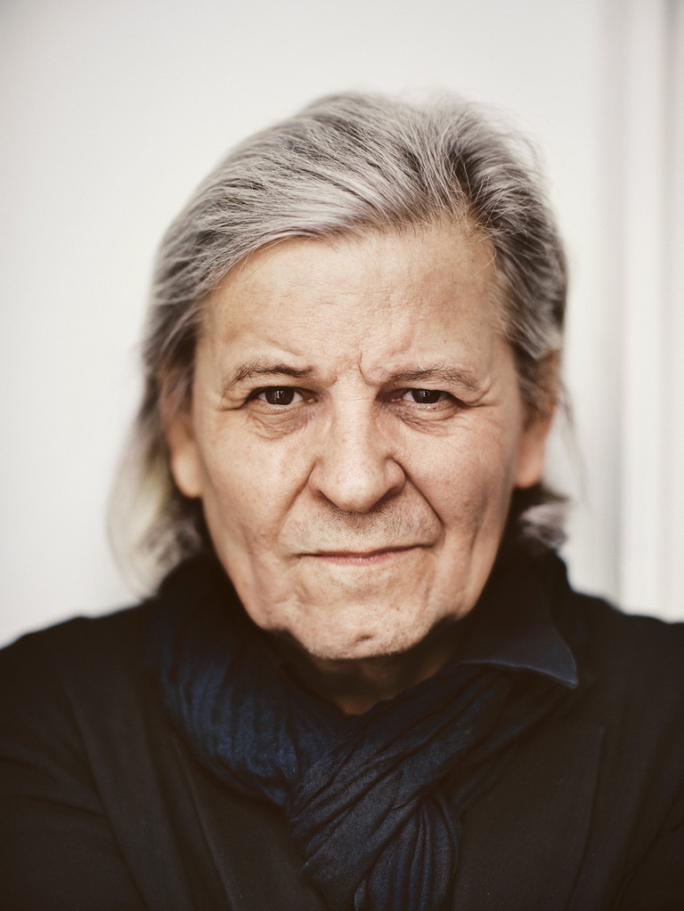 Janusz Kica studierte an der Universität Krakau und später in Köln, begann seine Laufbahn als Regieassistent von Andrzej Wajda und als Produktionsleiter bei Peter Stein. Heute inszeniert er vor allem in Deutschland, Österreich, der Schweiz, in Kroatien, Slowenien und Italien. Seit 1999 ist er immer wieder am Theater in der Josefstadt zu Gast.