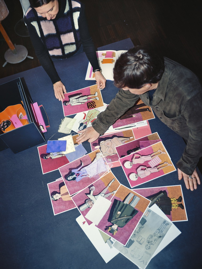 Einblicke in den kreativen Prozess. In der „Factory“, der Kreativzentrale des Volkstheaters, zeigt uns Andreas Auerbach seine Figurinen für „Krankheit oder moderne Frauen“. Zu sehen ist unter anderem Carmilla mit spießigem pinken Kostüm.