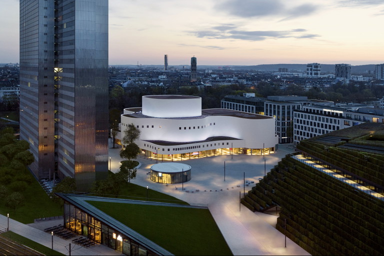 Das D’haus. Im Zentrum der Stadt steht das Düsseldorfer Schauspielhaus.  1969 eröffnet, wurde es von 2016 bis 2020  renoviert und zählt zu den wichtigsten Sprechtheatern im deutschen Sprachraum.