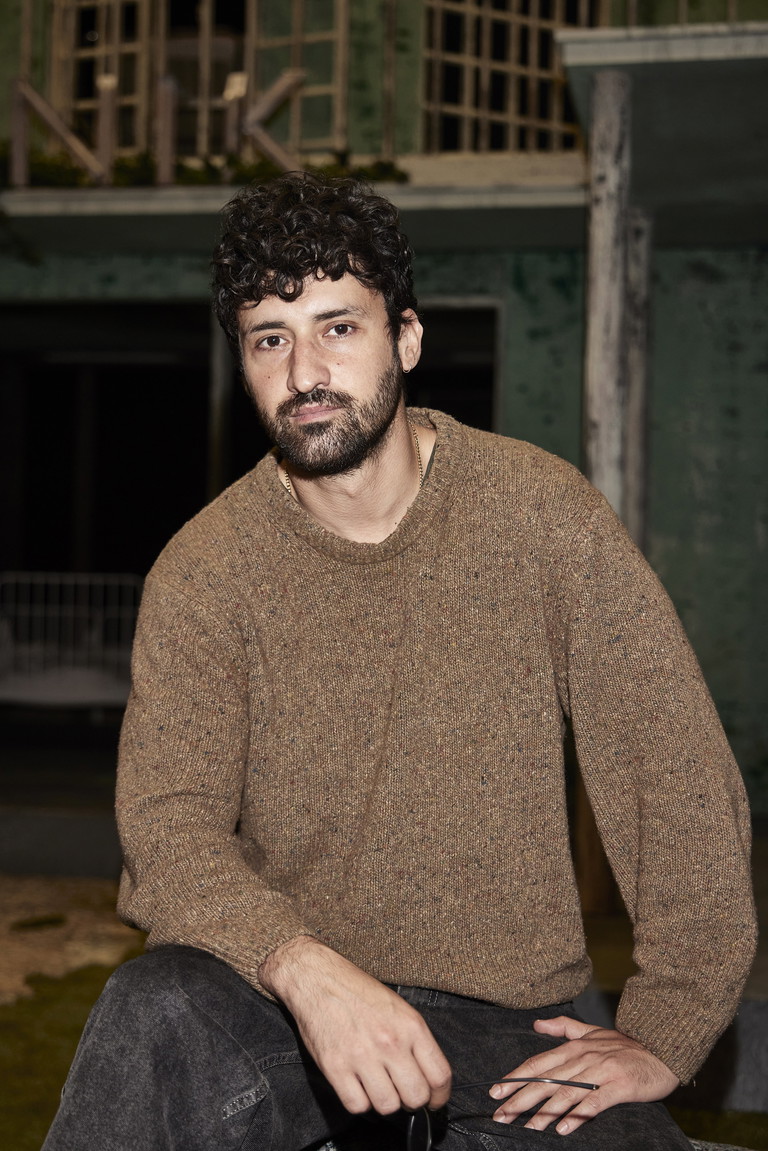 Ersan Mondtag inszeniert und entwirft theatrale Installationen, Party-Performances, Schauspiele und Opern. Für Aufsehen sorgte die Gestaltung des deutschen Pavillons bei der diesjährigen Kunstbiennale in Venedig. Ersan Mondtag wurde in Berlin geboren und inszenierte u. a. am Thalia Theater, am Schauspiel Frankfurt, in Dortmund und Köln, am Maxim Gorki Theater und an den Münchner Kammerspielen.