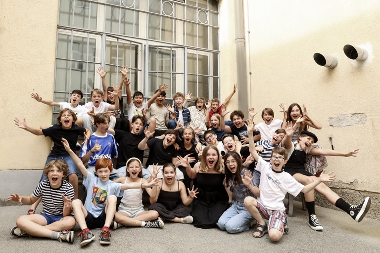 Stars des Stücks. Der Kinderchor und Jugendchor der Volksoper (Leitung: Brigitte Lehr) – aus seinen Reihen werden die „Krieger der Knöpfe“ zusammengestellt.