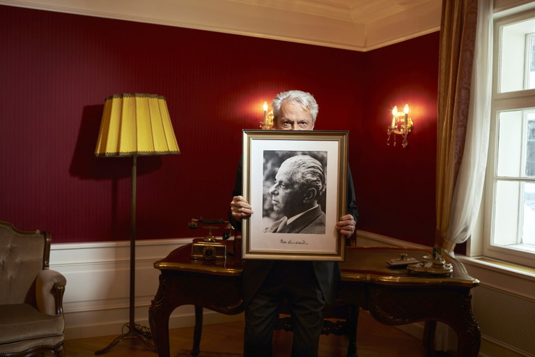 Direktoren einst und jetzt. Herbert Föttinger mit einem Foto von Max Reinhardt in dessen ehemaligem Arbeitszimmer, das im Theater in der Josefstadt bis heute erhalten geblieben ist.