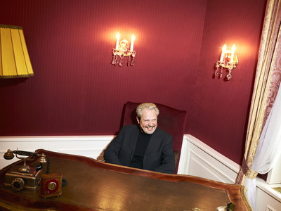 Herbert Föttinger sitzt im Max-Reinhardt-Zimmer, am Tisch des legendären Direktors, das im Alltag nicht bespielt wird; es ist auch nicht Föttingers Büro.
