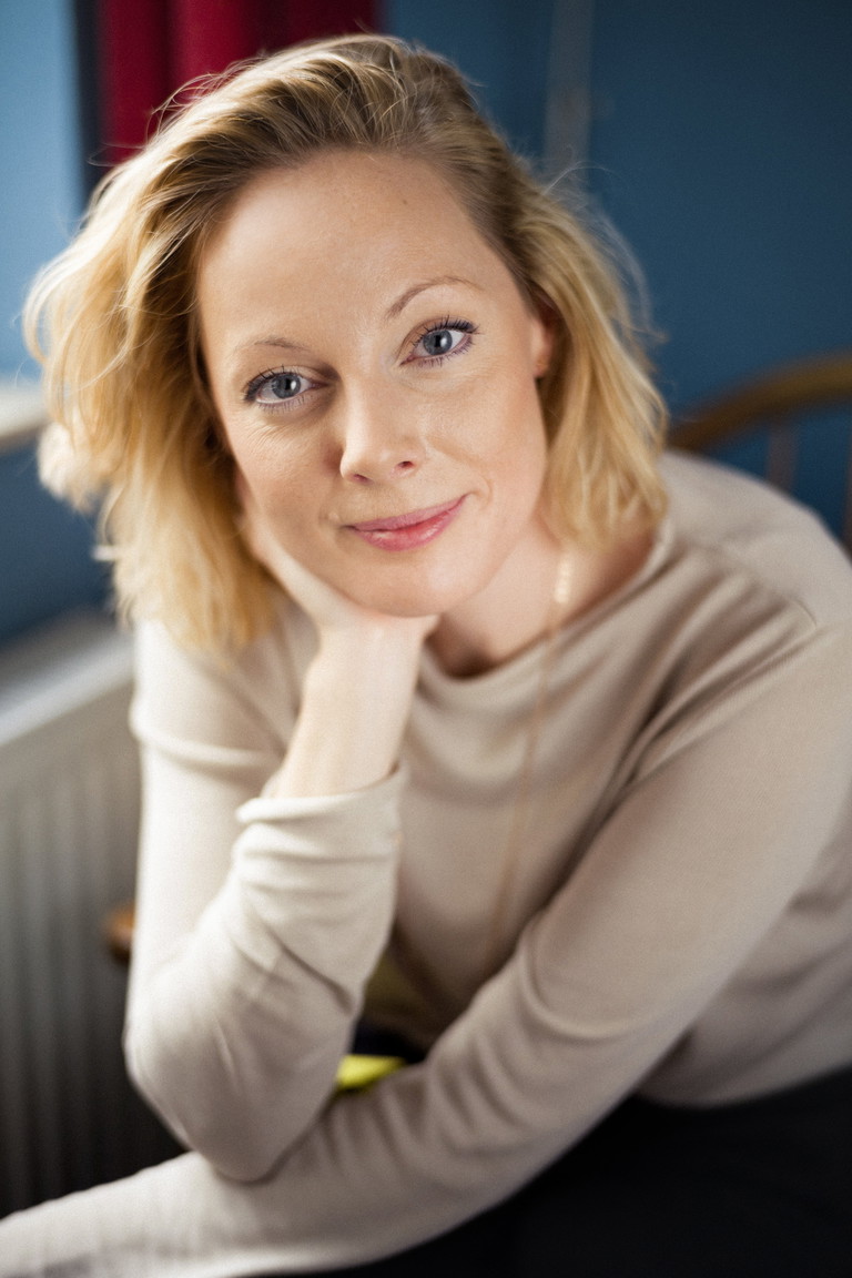 Barbora Horáková. In Prag geboren und lebt in der Schweiz. Sie studierte zuerst Gesang und erst später Regie. Sie gilt als eine der innovativsten und spannendsten Opernregisseurinnen. Zuletzt hat Horáková in Wien Alfredo Catalanis „La Wally“ inszeniert.