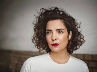 Elissa Huber trat erfolgreich in zahlreichen Musicals auf, ehe sie ins klassische Sopranfach wechselte und 2015 an der Zürcher Hochschule der Künste diplomierte. Sie war u. a. als Agathe in „Der Freischütz“, Donna Anna in „Don Giovanni“ und Micaëla in „Carmen“ zu sehen und machte sich rasch auch als Operettensängerin einen Namen.