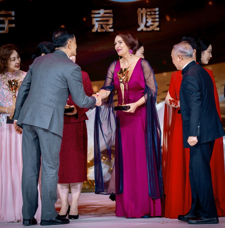 Preisverleihung – live im chinesischen TV. Ende Februar wurde Maya Hakvoort in der Kategorie „Best Leading Role“ in Shanghai mit einem Magnolia Stage Performance Award ausgezeichnet.