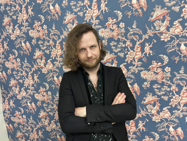 Matthias Asboth ist seit 2016 in der Abteilung Dramaturgie des Theaters in der Josefstadt engagiert, deren Leitung er 2018 übernommen hat. Zu seinen Tätigkeiten zählt – neben dem ständigen künstlerischen Austausch mit Verlagen und Autoren sowie der Recherche und Vermittlung – in permanenter Abstimmung mit Direktor Herbert Föttinger auch die Erstellung der Spielpläne.
