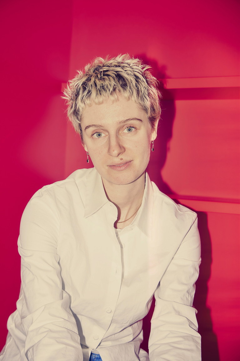 Julia Windischbauer. Die gebürtige Linzerin studierte an der Otto Falckenberg Schule in München. 2019 erhielt sie den O. E. Hasse-Preis der Akademie der Künste. Es folgten Engagements an den Münchner Kammerspielen und dem Deutschen Theater Berlin, den Salzburger Festspielen sowie am Burgtheater. Mit „Callas, Darling“ hat sie gerade ihren ersten Langfilm vorgestellt.