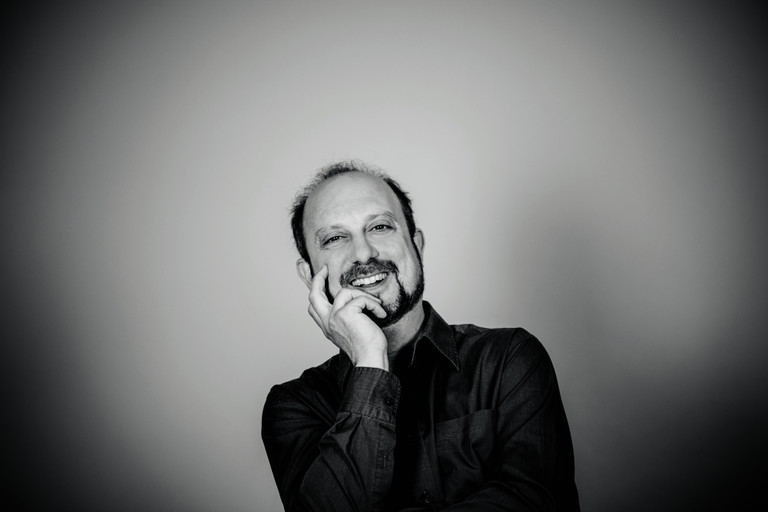Alexander Joel. Der musikalische Garant am Volksopern-Pult dirigiert u. a. „Die Zauberflöte“ und „Eine Nacht in Venedig“ sowie – als Wiederaufnahme – den „Rosenkavalier“.
