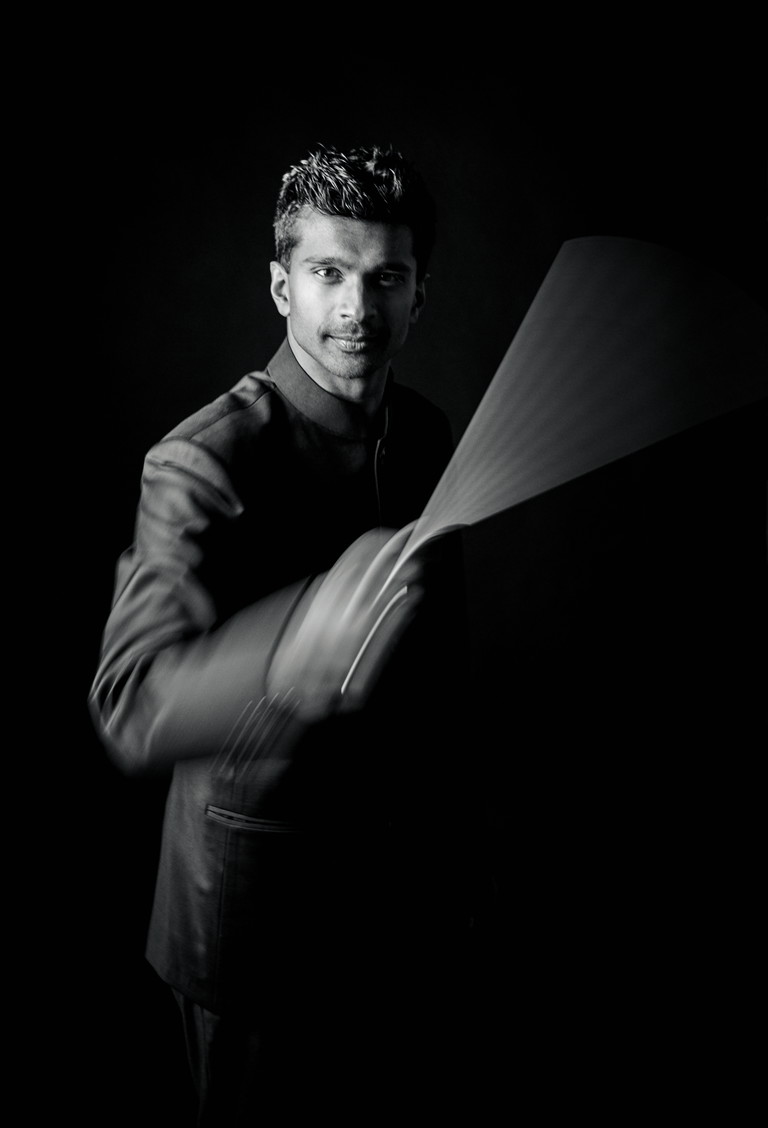 Leslie Suganandarajah. Seit 2019 Musikdirektor des Landestheaters Salzburg, gibt er nun mit der Uraufführung von „Aschenbrödels Traum“ sein Pult-Debüt an der Volksoper Wien.