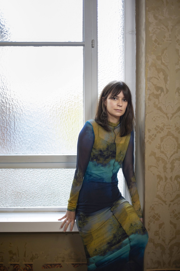 Marie Schleef wurde 1990 in ­Göttingen geboren. Sie studierte Theater und Performance in New York und Schau­spielregie an der Hochschule für Schauspielkunst Ernst Busch in Berlin. Sie inszenierte u. a. am Deutschen Schauspielhaus Hamburg, am Schauspiel Köln und an den Münchner Kammerspielen. Ihre Inszenierung „Name her. Eine Suche nach den Frauen+“ wurde 2021 zum ­Berliner Theater­treffen eingeladen.