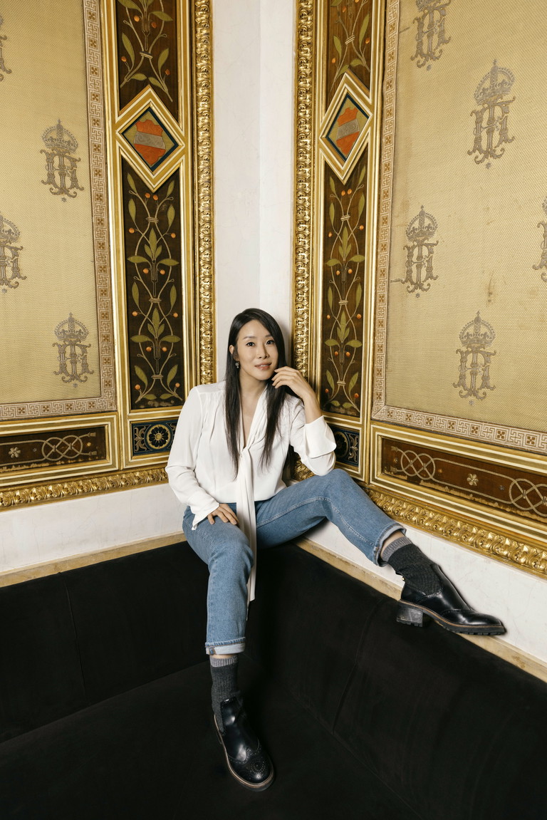 Hyo-Jung Kang studierte an der Kirov Ballet Academy in Washington und an der John Cranko Schule in Stuttgart. Es folgte ein Engagement ins Stuttgarter Ballett, wo sie 2011 zur Ersten Solistin ernannt wurde. 2021 wechselte sie als Erste Solotänzerin ins Wiener Staatsballett, wo sie in Werken Balanchines, van Manens, Forsythes oder Neumeiers ebenso begeisterte wie als Prinzessin Aurora in Martin Schläpfers „Dornröschen“.
