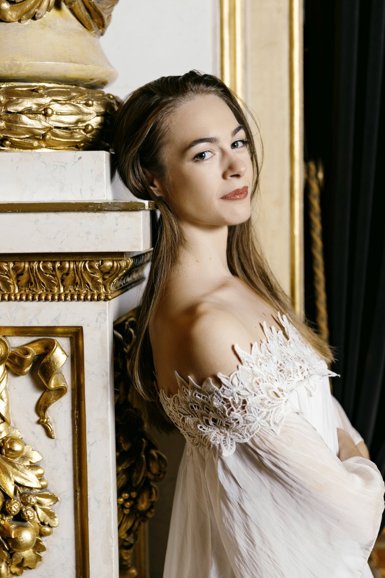 Elena Bottaro wurde an der Scuola di Ballo del Teatro alla Scala ausgebildet und 2014 an das Wiener Staatsballett engagiert, wo sie nach ihrer Interpretation der Marguerite Gautier in John Neumeiers „Die Kameliendame“ in der Spielzeit 2024/25 zur Ersten Solotänzerin avancierte. Sie tanzte Swanilda in Pierre Lacottes „Coppélia“, Prinzessin Aurora in Martin Schläpfers „Dornröschen“ oder Olga in John Crankos „Onegin“ – um nur einige wenige zu nennen.