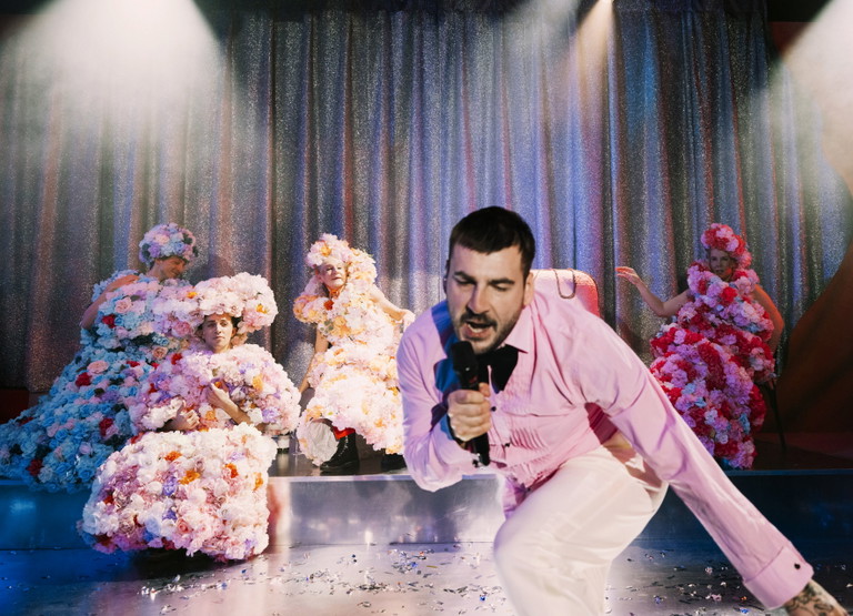 Andreas Binder mit dem wunderbaren Ensemble von „Opernball“.