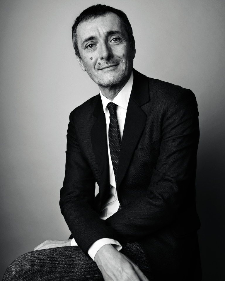 Serge Laurent arbeitete zwanzig Jahre lang als Kurator für die  Fondation Cartier pour l’Art Contemporain und das Centre Pom­pidou in Paris, ehe er von Nicolas Bos beauftragt wurde, Dance Reflections by Van Cleef &amp; Arpels ins Leben zu rufen und zu leiten.