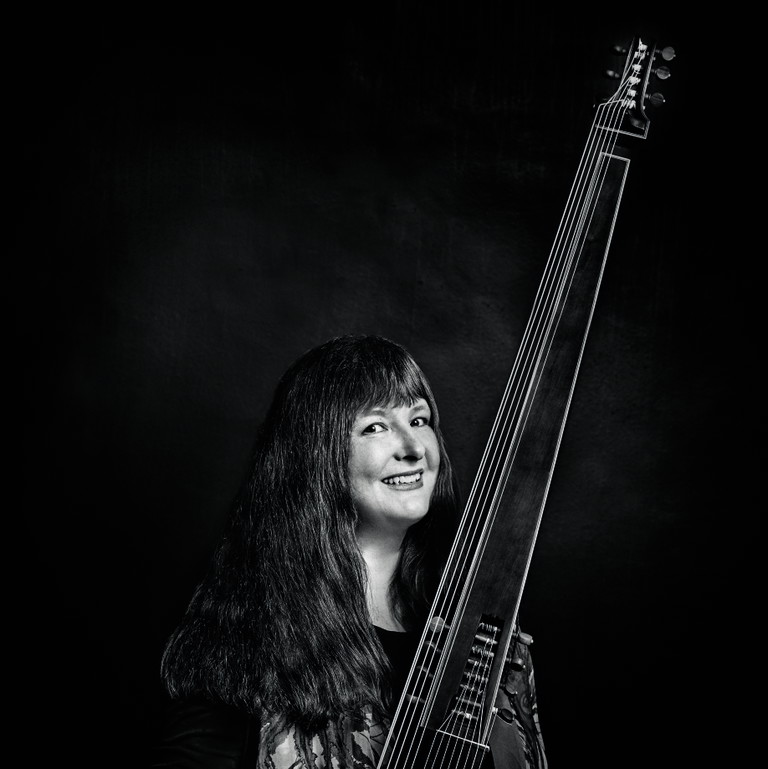 Christina Pluhar. Die Grazer Barockmusikexpertin und Dirigentin widmet mit ihrem Ensemble L’Arpeggiata der humanitären Tragödie der Flüchtlingskrise das berührende musikalische Programm „Balkanroute“.