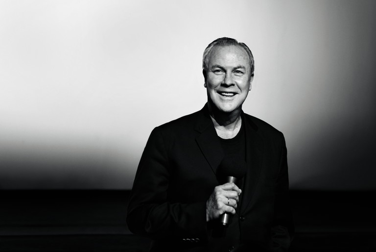Robert Wilson gilt als Universalgenie. Er arbeitet als Regisseur, Lichtdesigner, Bühnenbildner und Architekt, entwirft Objekte und Möbel, gestaltet Ausstellungen und ist als bildender Künstler aktiv. Seine Inszenierungen sind weltweit erfolgreich.
