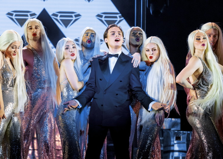 Rock Me Amadeus. Das Falco-Musical aus der Feder von Christian Struppeck feierte mit Newcomer Moritz Mausser in der Titelrolle 2023 im Ronacher Welturaufführung.