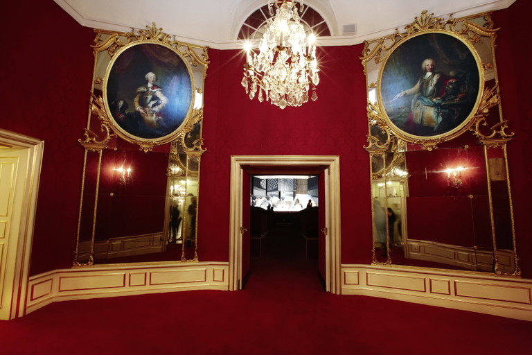 Der rote Salon mit den Ölbildern von Giovanni Domenico Molinari, die, eingelassen in venezianische Spiegel, Herrscher aus dem Piemont zeigen.