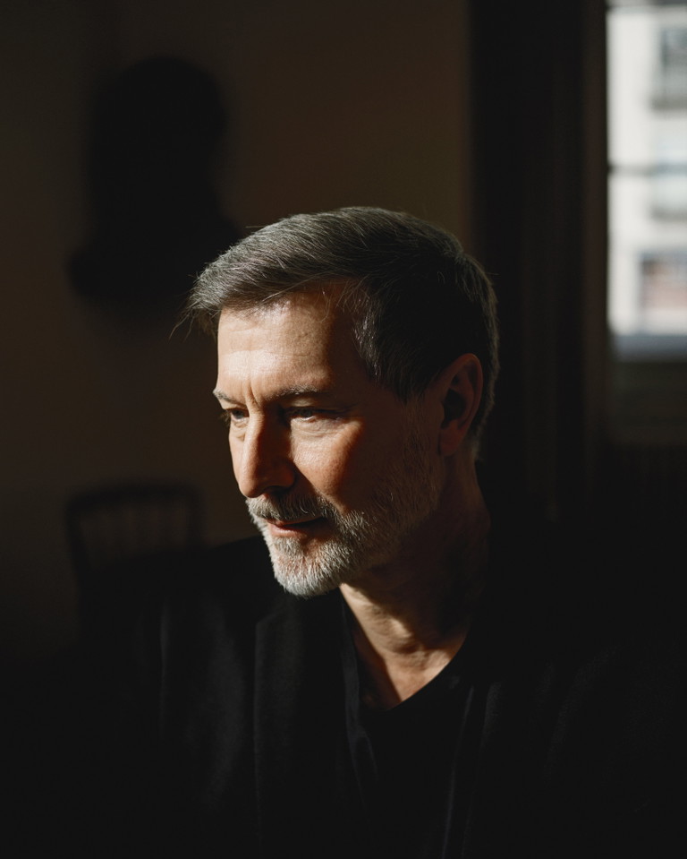 Martin Schläpfer studierte Ballett in St. Gallen und London, machte als Tänzer Karriere und ist seit 1994 erfolgreicher Choreograph und Ballettdirektor. Er formte das Berner Ballett, das ballettmainz und das Ballett am Rhein Düsseldorf Duisburg zu international renommierten Compagnien, schuf mehr als 80 Choreographien und wurde vielfach aus- gezeichnet. 2020/21 wurde er Direktor und Chefchoreograph des Wiener Staatsballetts – eine Position, die er mit Ende dieser Saison auf eigenen Wunsch aufgibt.