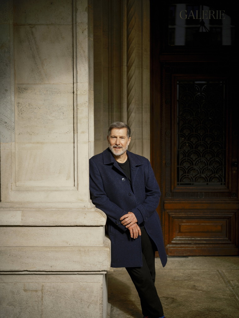Das Stück. Martin Schläpfer setzt zu seinem Wien-Finale ein für ihn typisches Ballett-Triptychon auf den Spielplan. Den Anfang macht George Balanchines Choreographie von Mozarts „Divertimento Nr. 15“, gefolgt von Merce Cunninghams „Summerspace“ nach der Musik von Morton Feldman. Der Ballettdirektor beschließt den Abend mit einer Choreographie zu Tschaikowskis letzter Sinfonie „Pathétique“ und einer Arie von Georg Friedrich Händel.