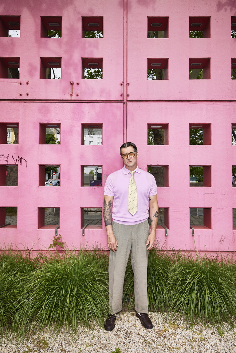 Styling: POLOSTRICK VON DRESSLER VIA PEEK &amp; CLOPPENBURG, BRILLE STYLIST OWN, KRAWATTE &amp; HOSE VINTAGE VIA BURGGASSE24/BURGI, SOCKEN VON FALKE, LOAFERS VON HUGO BOSS;