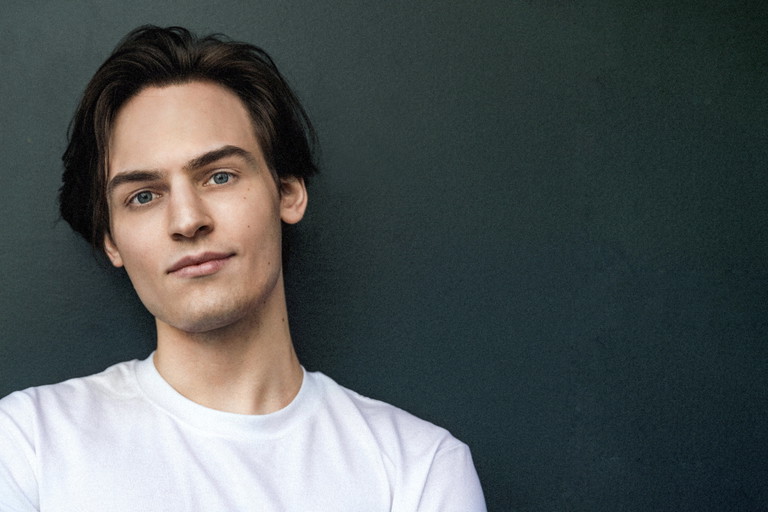 Moritz Mausser. Bis Ende Juni noch als Falco in „Rock Me Amadeus“ zu sehen, betritt der Musical-Shootingstar aus Wien ab Herbst als Friedrich II. von Preußen musikalisches Neuland.